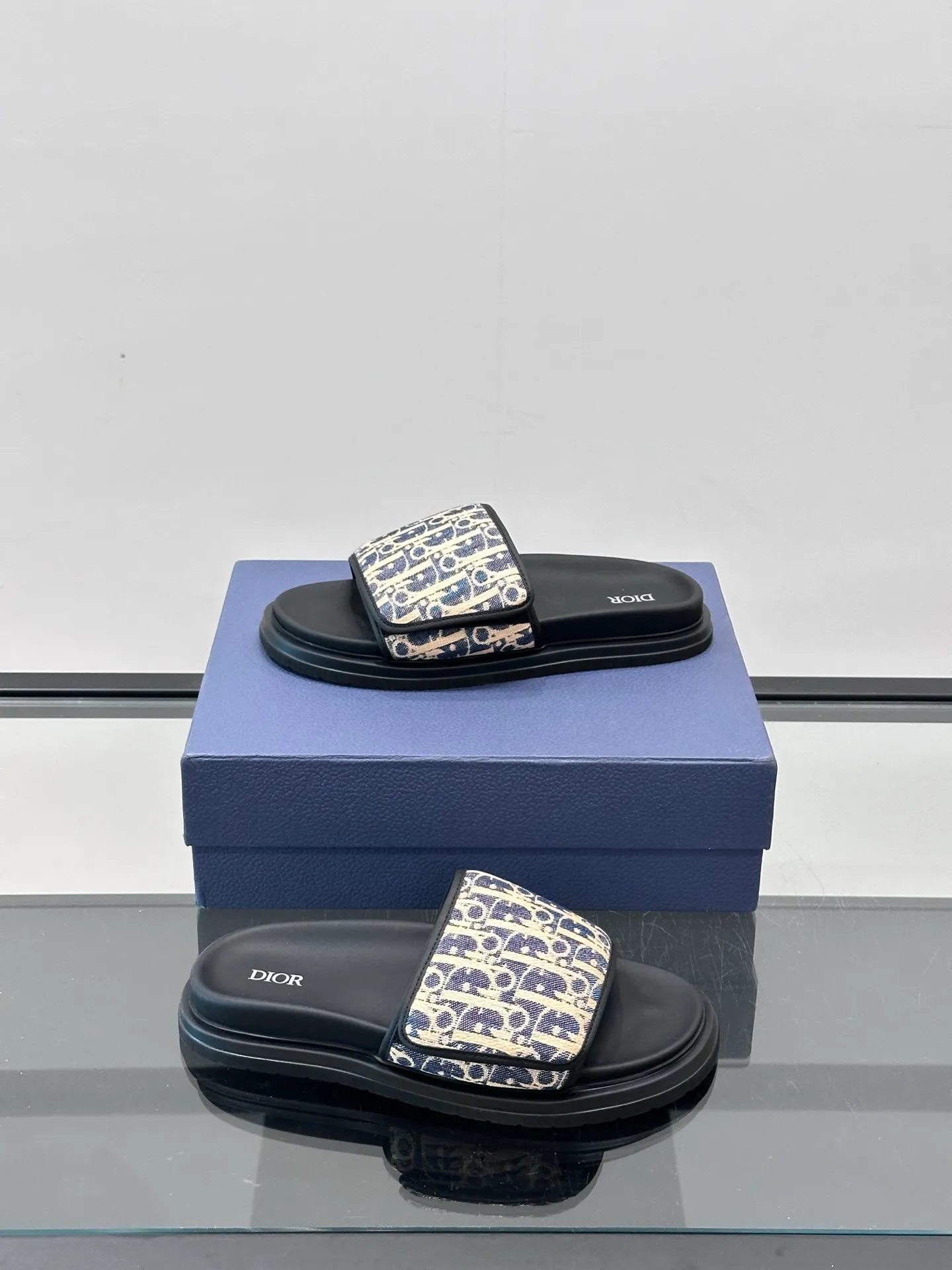Factory price: 280💰𝐂𝐡𝐫𝐢𝐬𝐭𝐢𝐚𝐧 𝐃𝐢𝐨𝐫 Dior's latest popular sandals, classic upgraded Velcro sandals, original replicas, super durable and versatile, very comfortable on the feet, slimming and white, original cowhide leather upper, sheepskin lining Original d hardware buckle Original molded T men's shoes 💰U outsole Size: 38-44 (.45.46 customized)